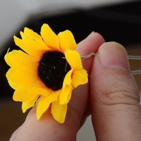 !!ONE SET LEFT!! 10 Mini Sunflower Bobbi Pins - Picture 4 of 6